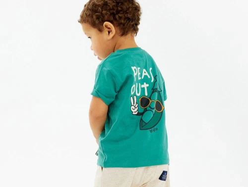 Dreng i flaskegrøn t-shirt fra THE NEW Siblings Newel bottle green TNST6027 bagfra print med ærtebælg